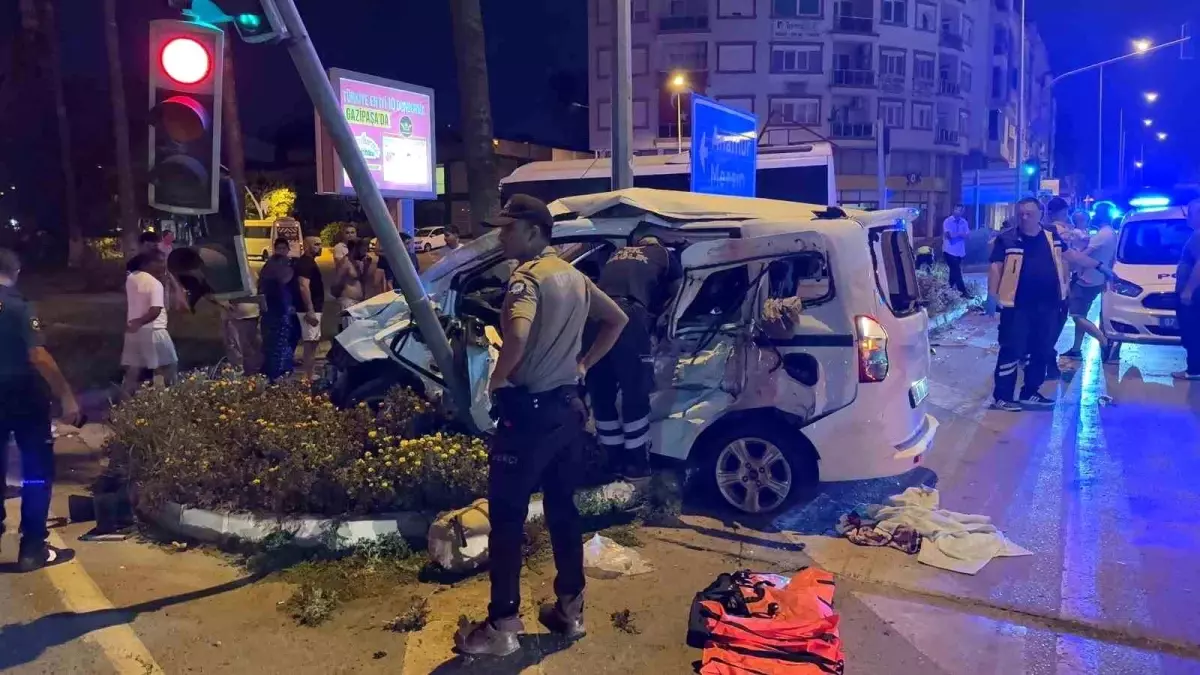 Antalya'da Kaza: 3'ü Ağır 6 Yaralı