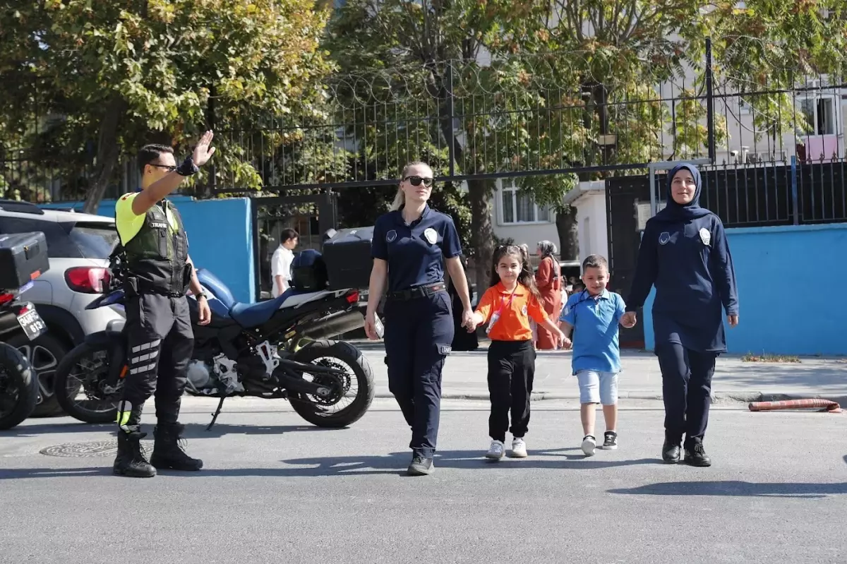 Bağcılar Belediyesi, Okul Uyum Haftasında Güvenli Geçiş Sağlıyor