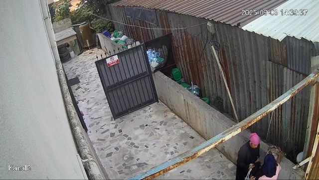 Bahçede bir garip görüntü! Kıyafetlerini böyle değiştirdiler