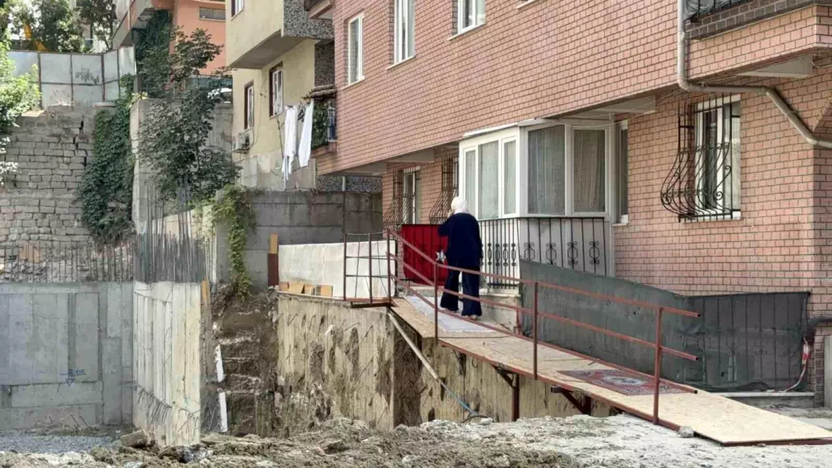 Bahçelievler'de İnşaat Kazısı Sırasında Bina Girişinde Toprak Kayması