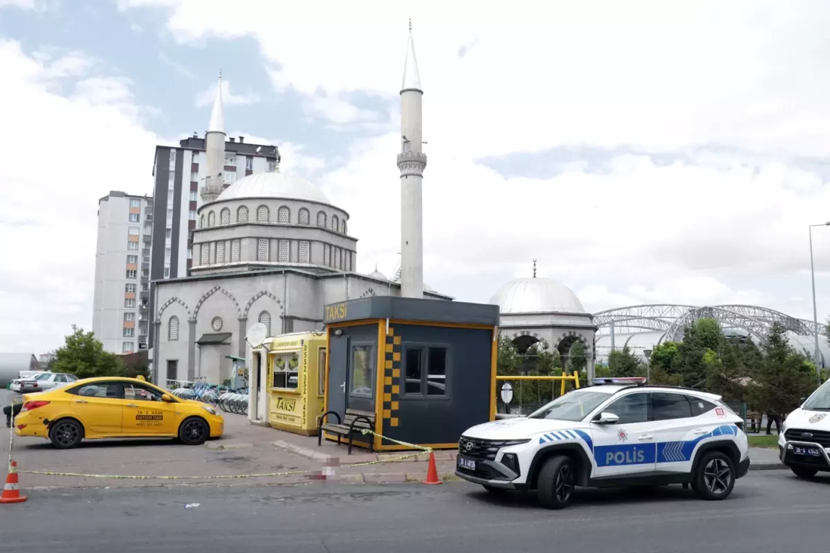 Cami tuvaletinde bıçaklı kavga! Hastanede yaşam savaşı veriyor