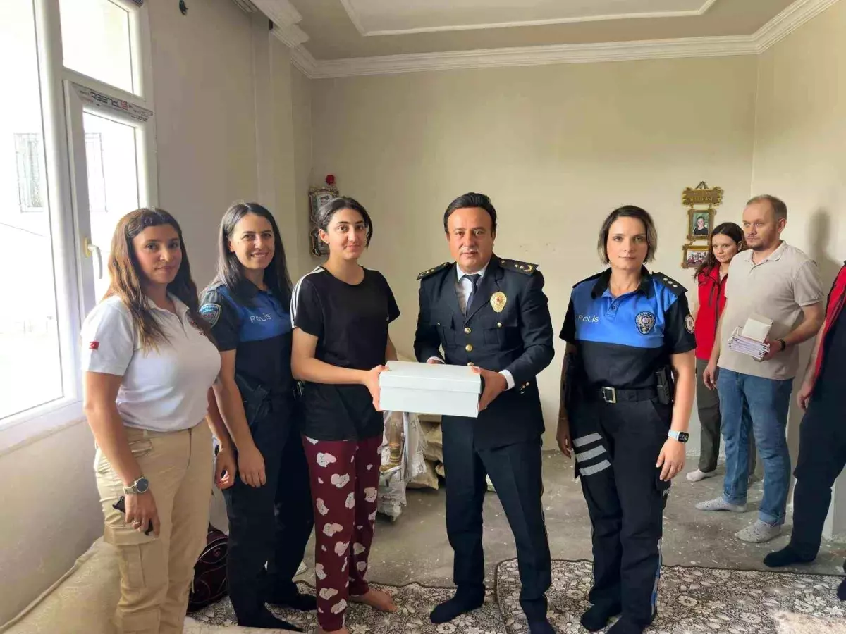 Cizre İlçe Emniyet Müdürü Elmalı, kız çocuklarına ayakkabı hediye etti