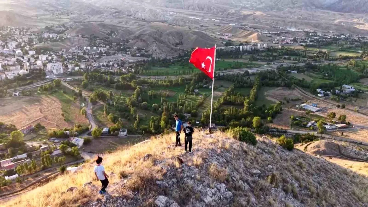 Oltu'da Gençler Bayrak Sevdasıyla Dağa Tırmandı