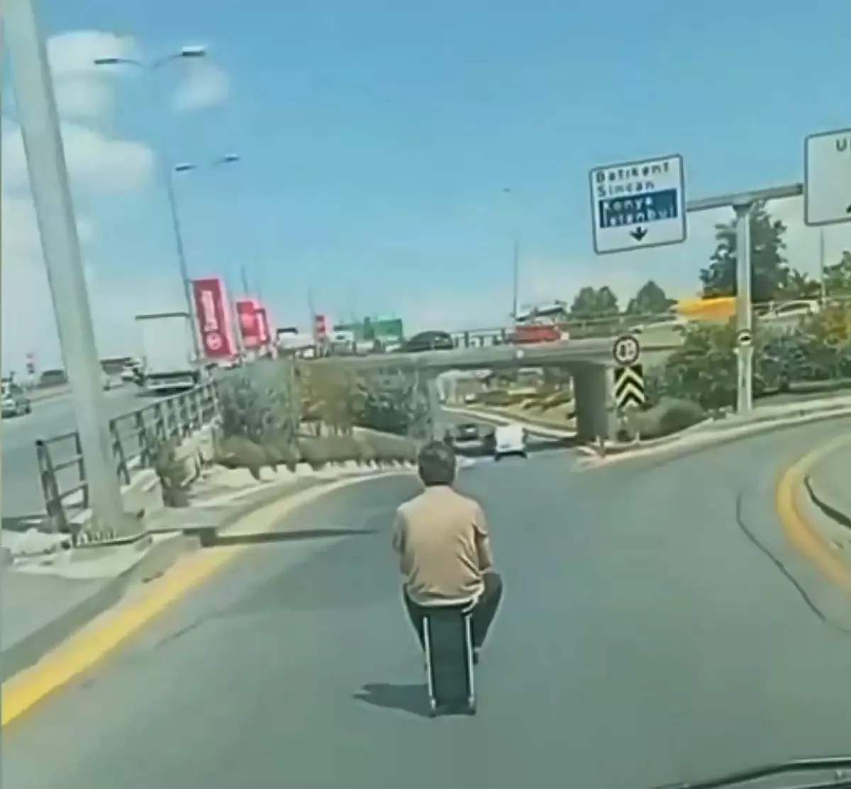 Elektrikli Skuterle Valiz Seyahati Trafikte Güvenlik Riski Yarattı