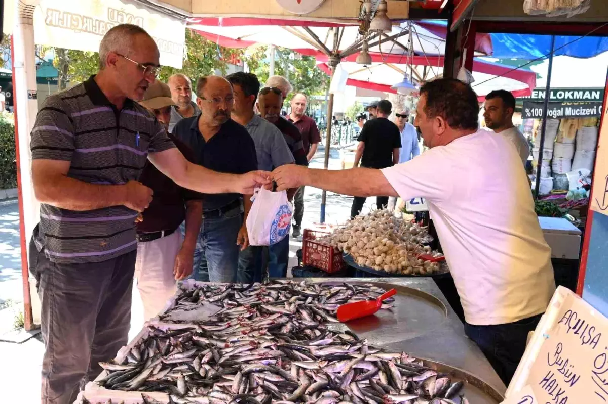 Eskişehir'de Mevlid Kandili'nde Ücretsiz Balık Dağıtımı Şenliği