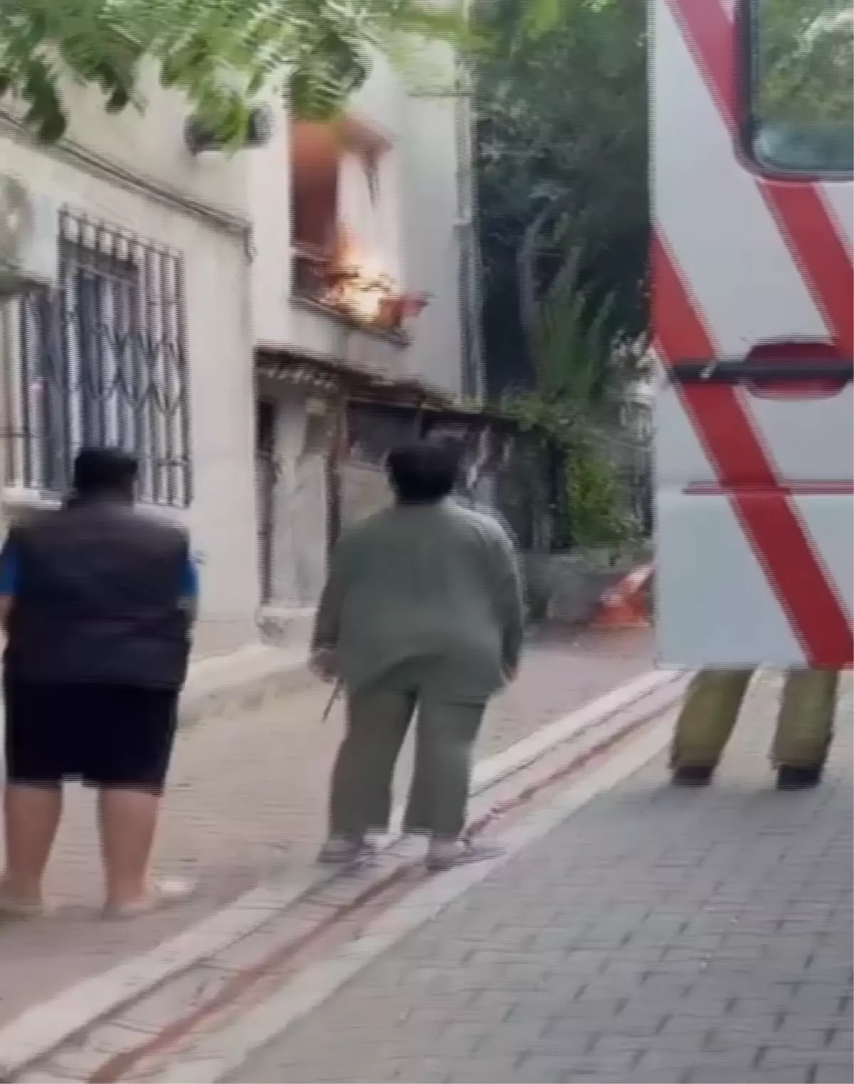 Esenyurt'ta Psikolojik Rahatsızlığı Olan Adam Evini Ateşe Vermek İstedi