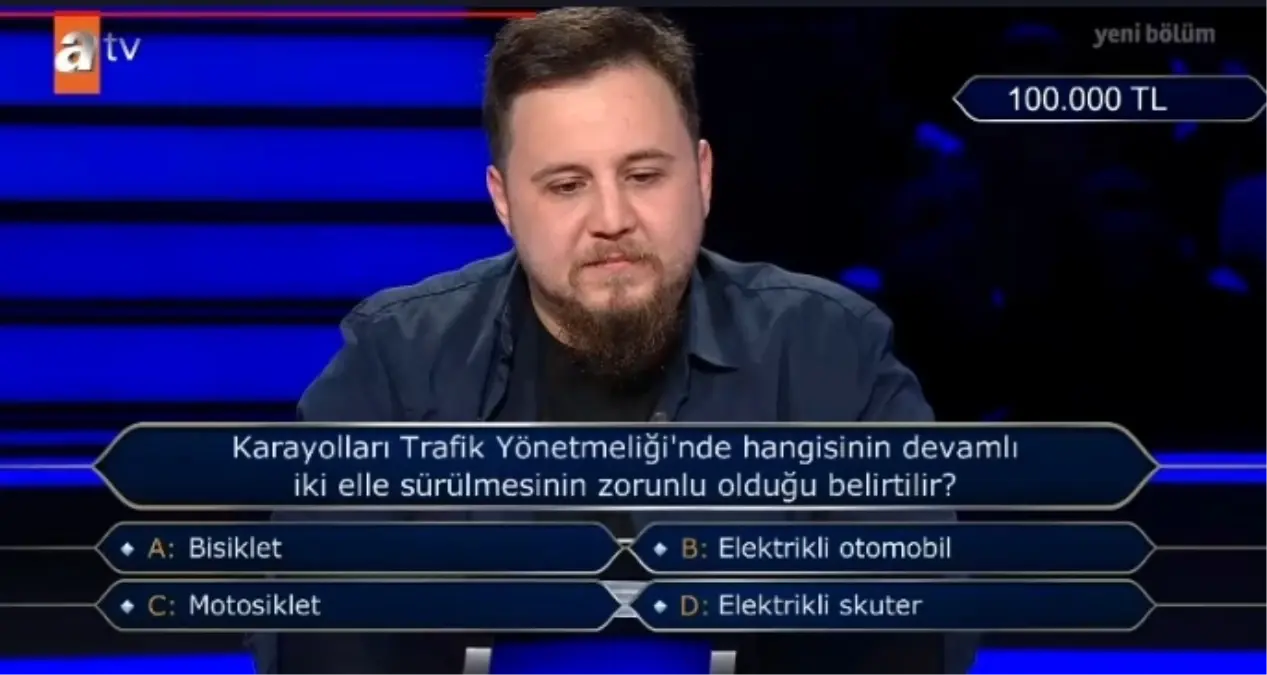 Karayolları Trafik Yönetmeliği'nde hangisinin devamlı iki elle sürülmesinin zorunlu olduğu belirtilir?