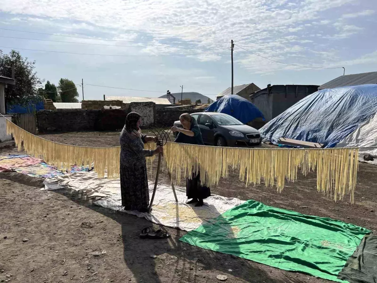 Kars'ta Kadınlardan İmece Usulü Erişte Hazırlığı