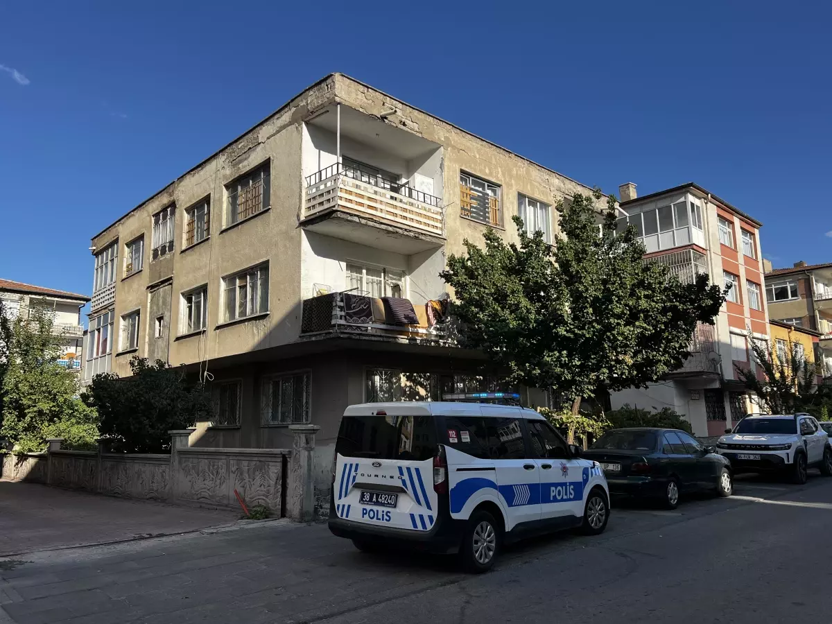 Balkondan Düşen Bebek Hastaneye Kaldırıldı