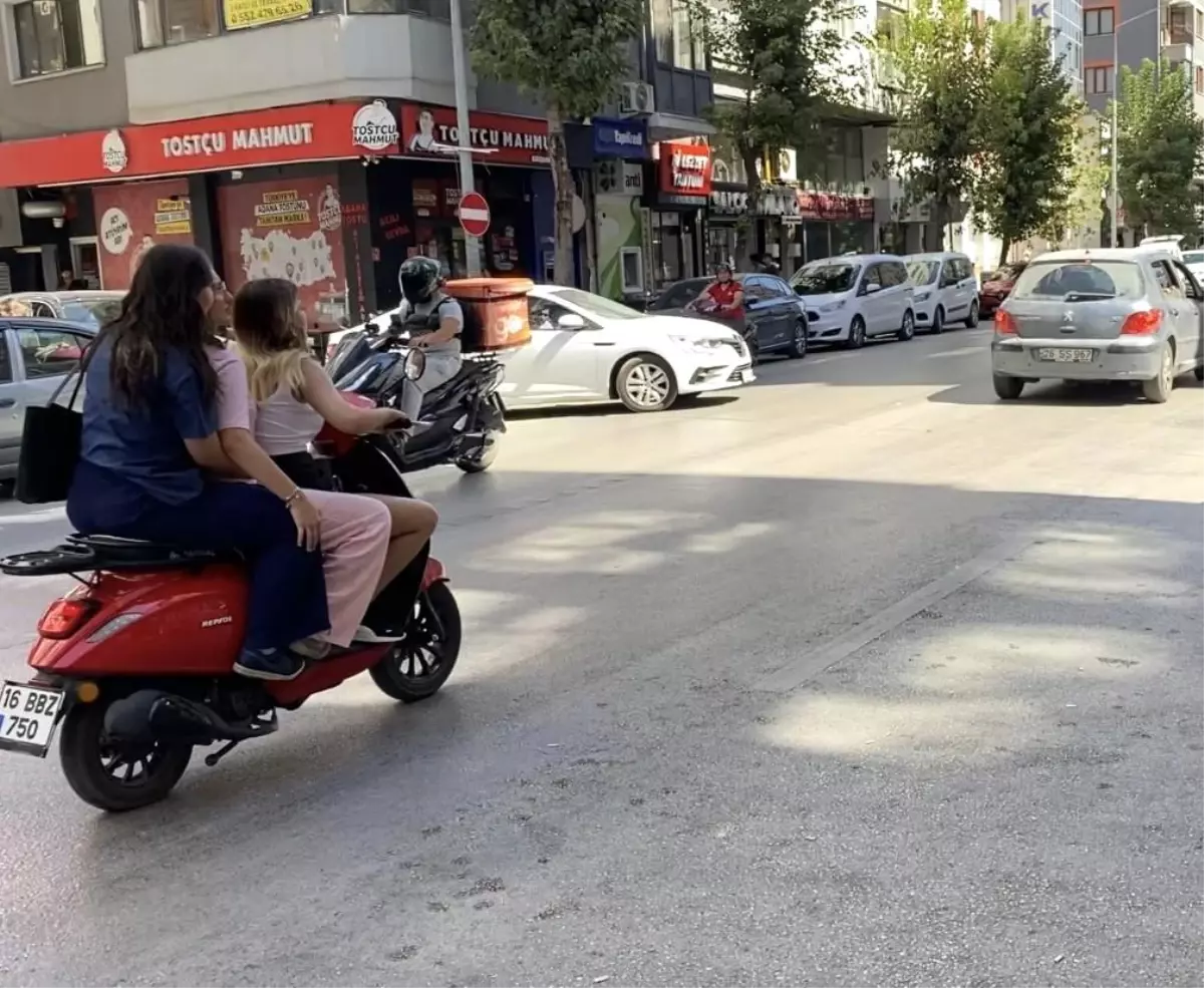 Kask Takmadan Motosiklete Binen 3 Kadın İlgiyi Üzerine Çekti