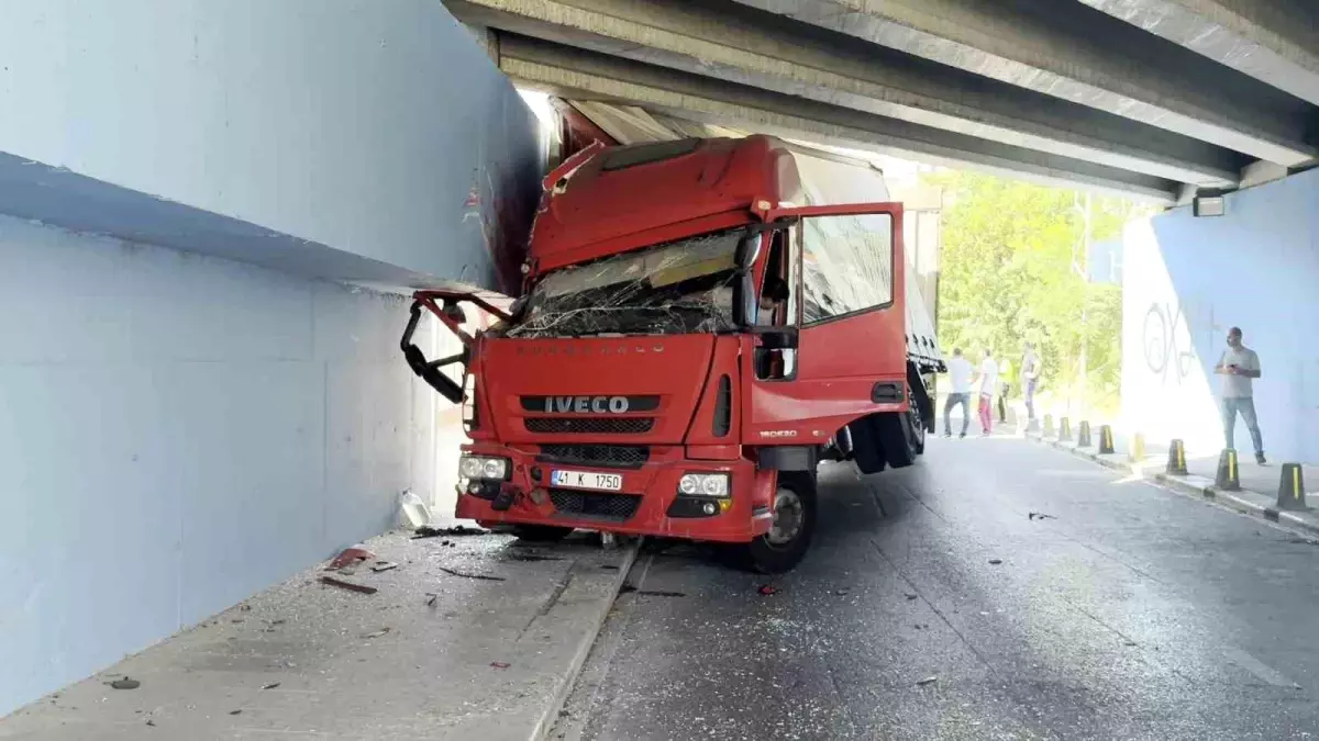 Küçükçekmece'de Sünger Yüklü Tır Altgeçide Sıkıştı