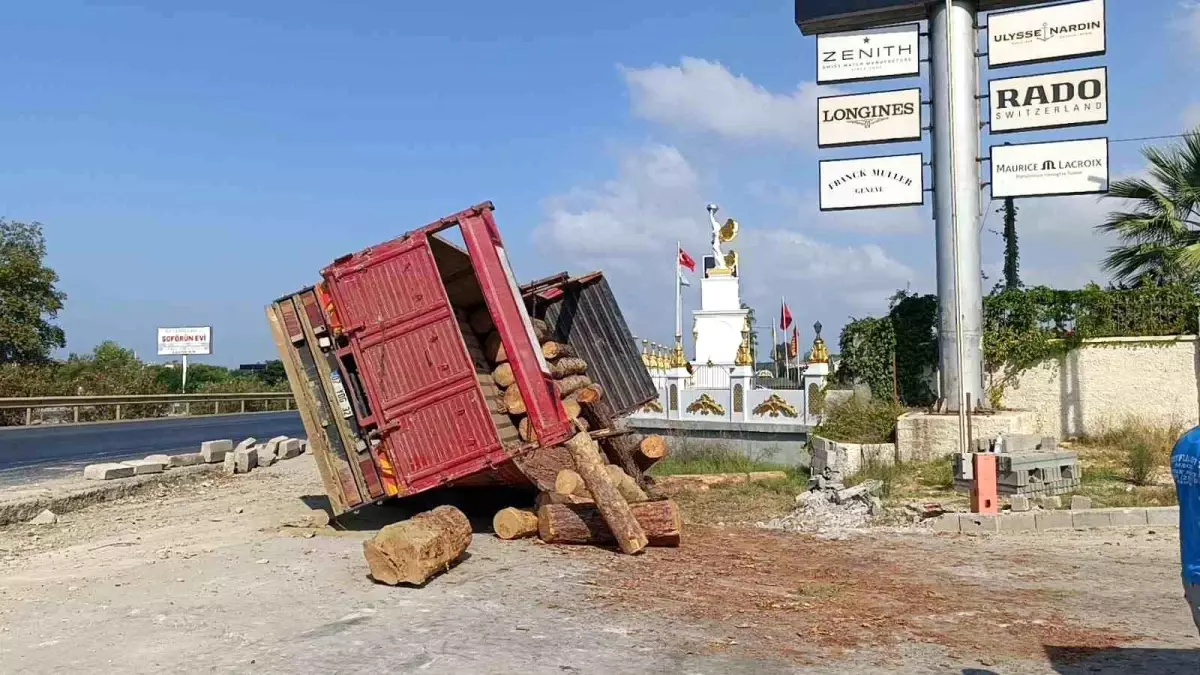 Manavgat'ta Lastiği Patlayan Kamyon Devrildi