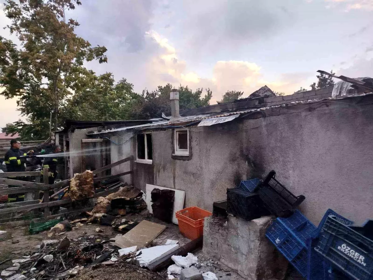 Erzincan'da Odunlukta Çıkan Yangın Söndürüldü