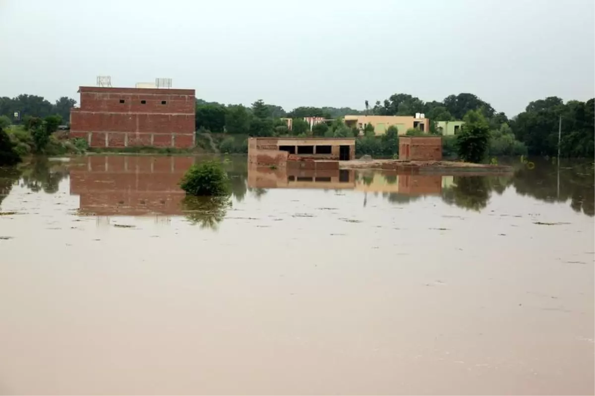 Pakistan'da Muson Yağmurları 1,8 Milyon Kişiyi Yerinden Etti
