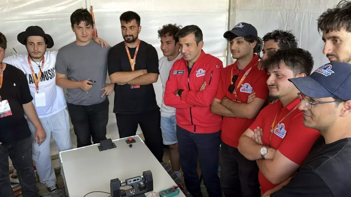 Selçuk Bayraktar, TEKNOFEST İnsansız Kara Araçları Yarışması'nı Ziyaret Etti
