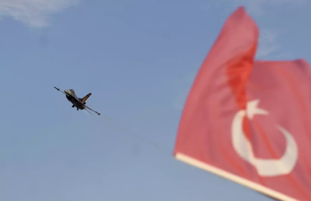 SoloTürk Gösteri Uçuşu Sivas Kongresi'nin 106. Yılında Büyük İlgi Gördü