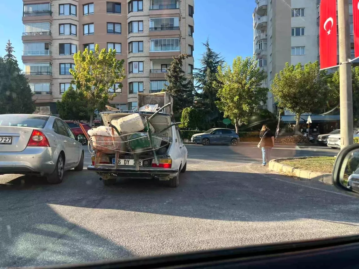 Eskişehir'de Tehlikeli Yolculuk: Açık Bagaj ile İnşaat Malzemesi Taşıyan Sürücü