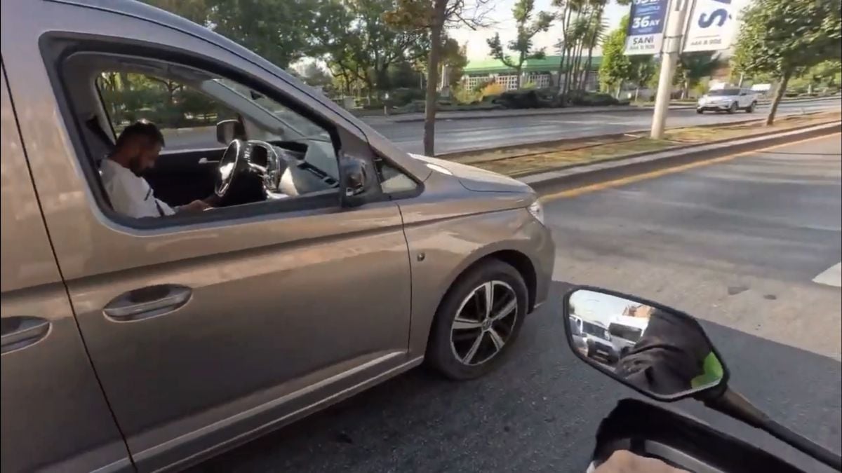 Trafikte uyuyakalan sürücü kask kameraya yansıdı