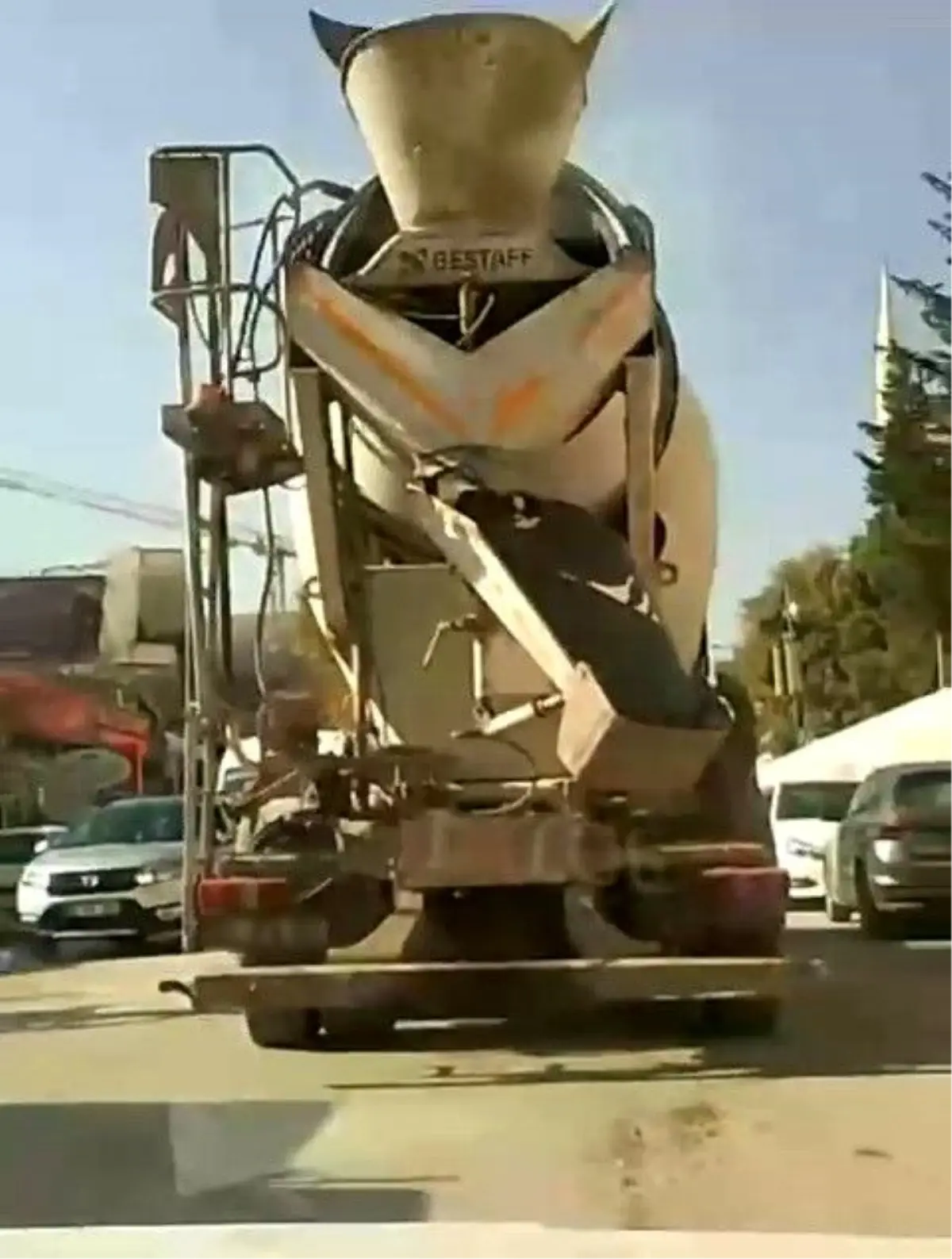 Adıyaman'da Beton Mikserinin Trafikte Döküm Yapmasına Tepki