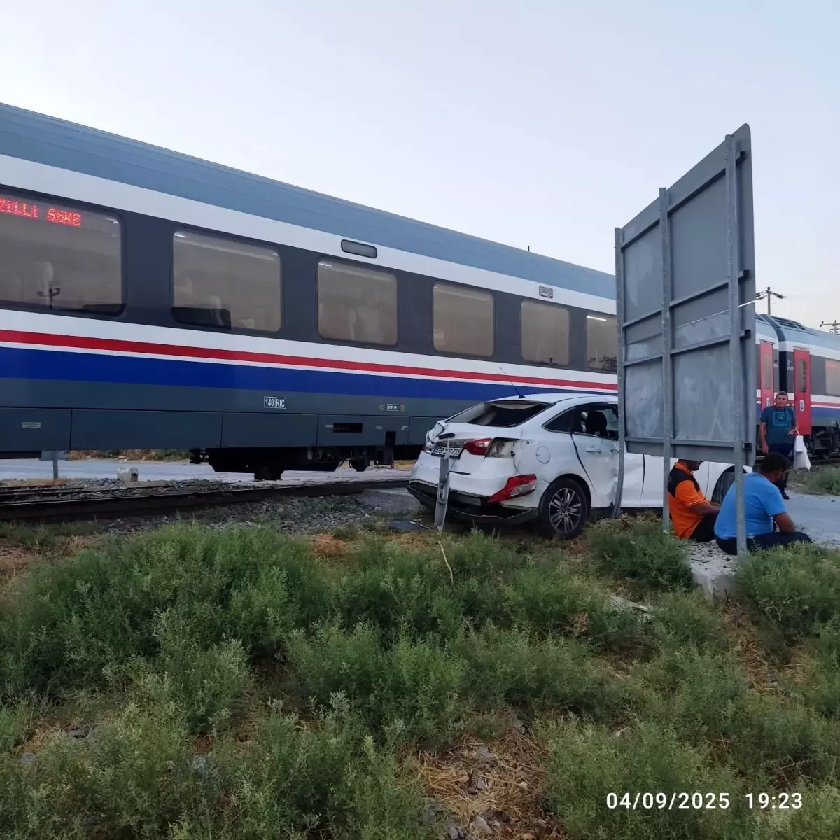 Aydın'da Tren Otomobile Çarptı: Bir Yaralı