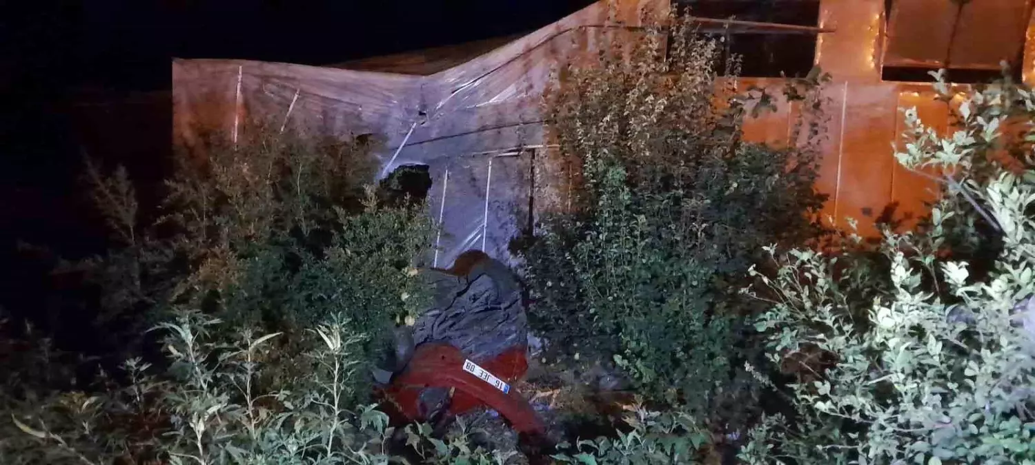 Mersin'de Otomobil Seraya Çarptı: 5 Yaralı