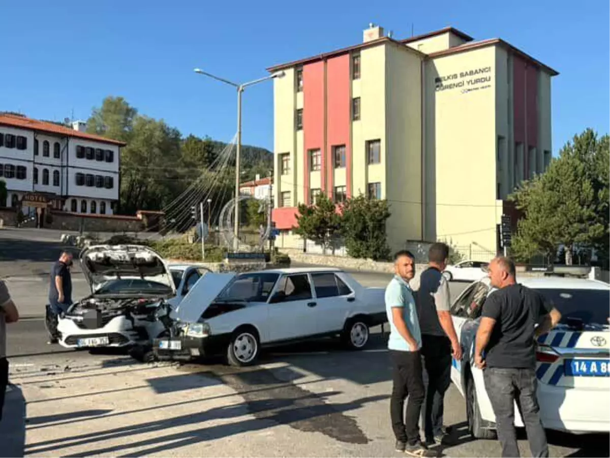 Bolu'da Işıklı Kavşakta Kafa Kafaya Çarpışma: Yaralı Yok