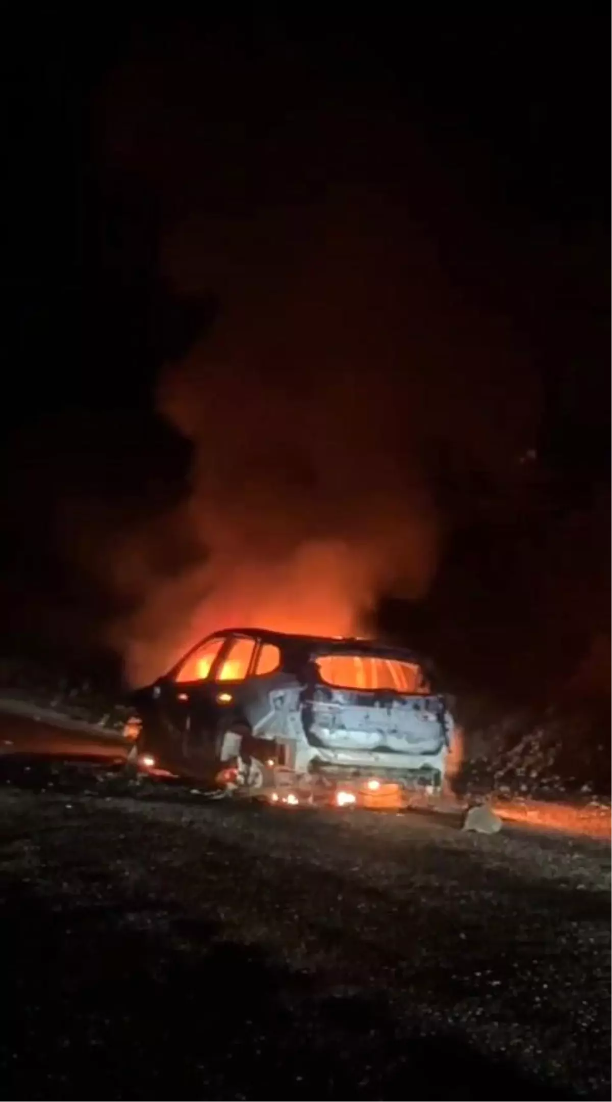 Tunceli’de Seyir Halindeki Otomobil Alev Aldı Tunceli’de Seyir Halindeki Otomobil Alev Aldı