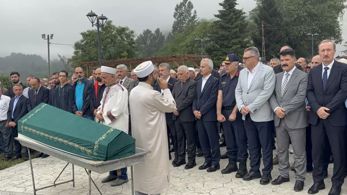 Bakan Uraloğlu, Halasının Eşinin Cenazesine Katıldı