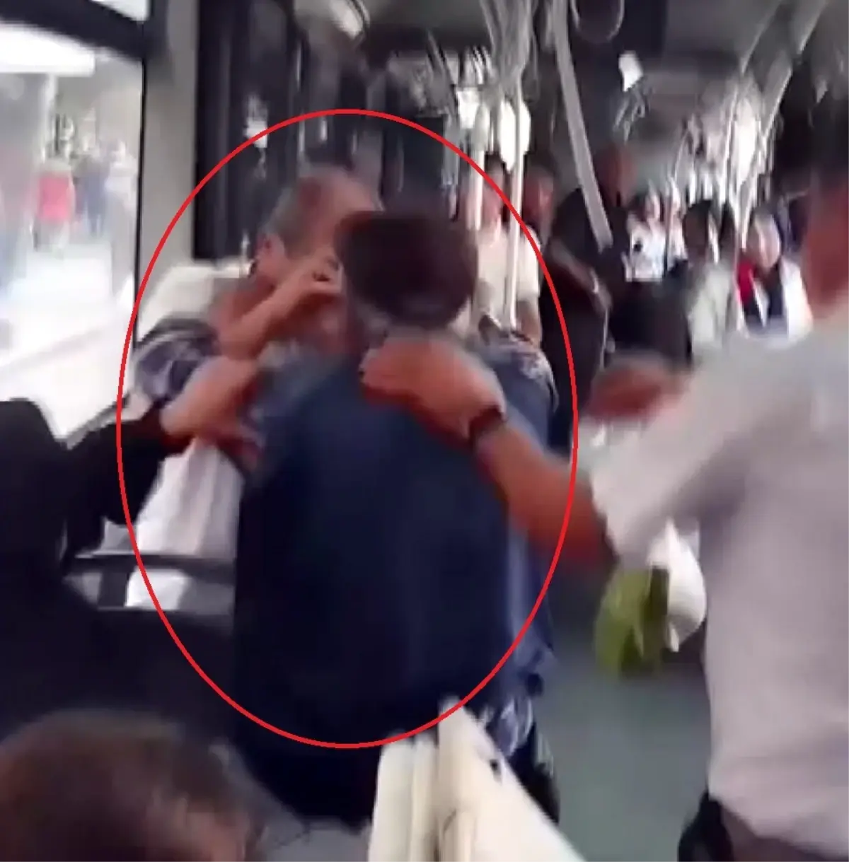 Ankara'da Belediye Otobüsünde Kavga Kamerada