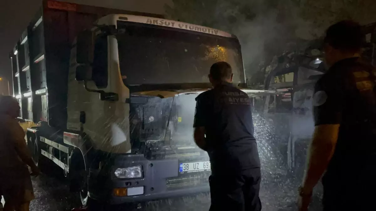 Bursa'da Park Halindeki Karavan Yangını 3 Karavanı Küle Çevirdi