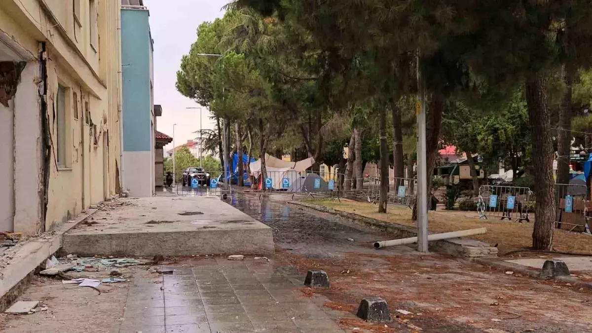 Sındırgı'da 5 Ay Sonra Yağmur Yağdı, Depremzedeler Tedirgin