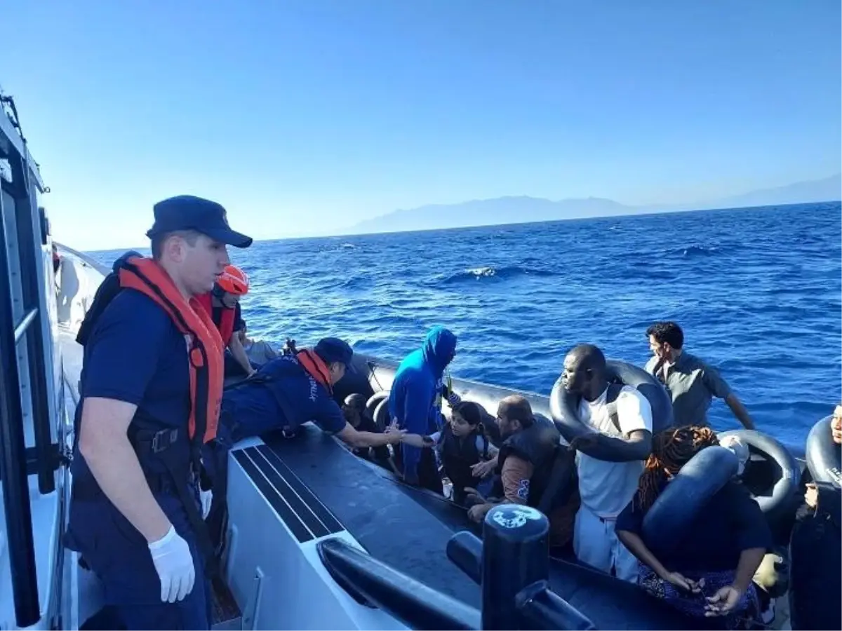İzmir Açıklarında Düzensiz Göçmen Operasyonu: 137 Kişi Kurtarıldı veya Yakalandı