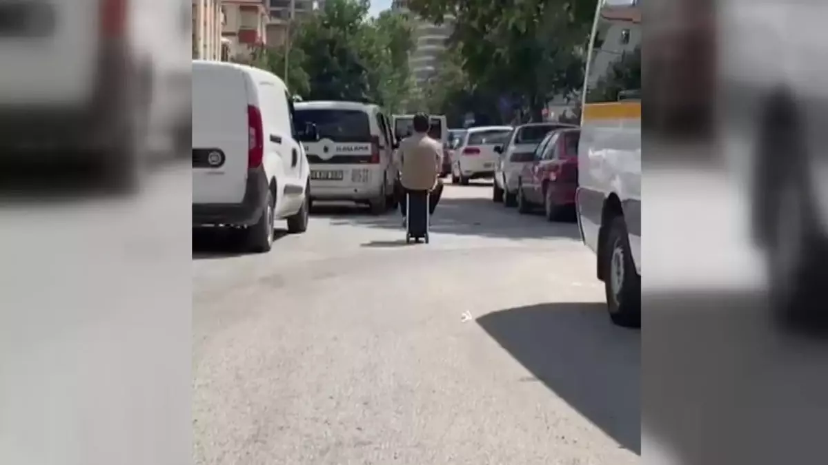 Ankara'da Elektrikli Skuter Valizle Trafikte Dikkat Çekti