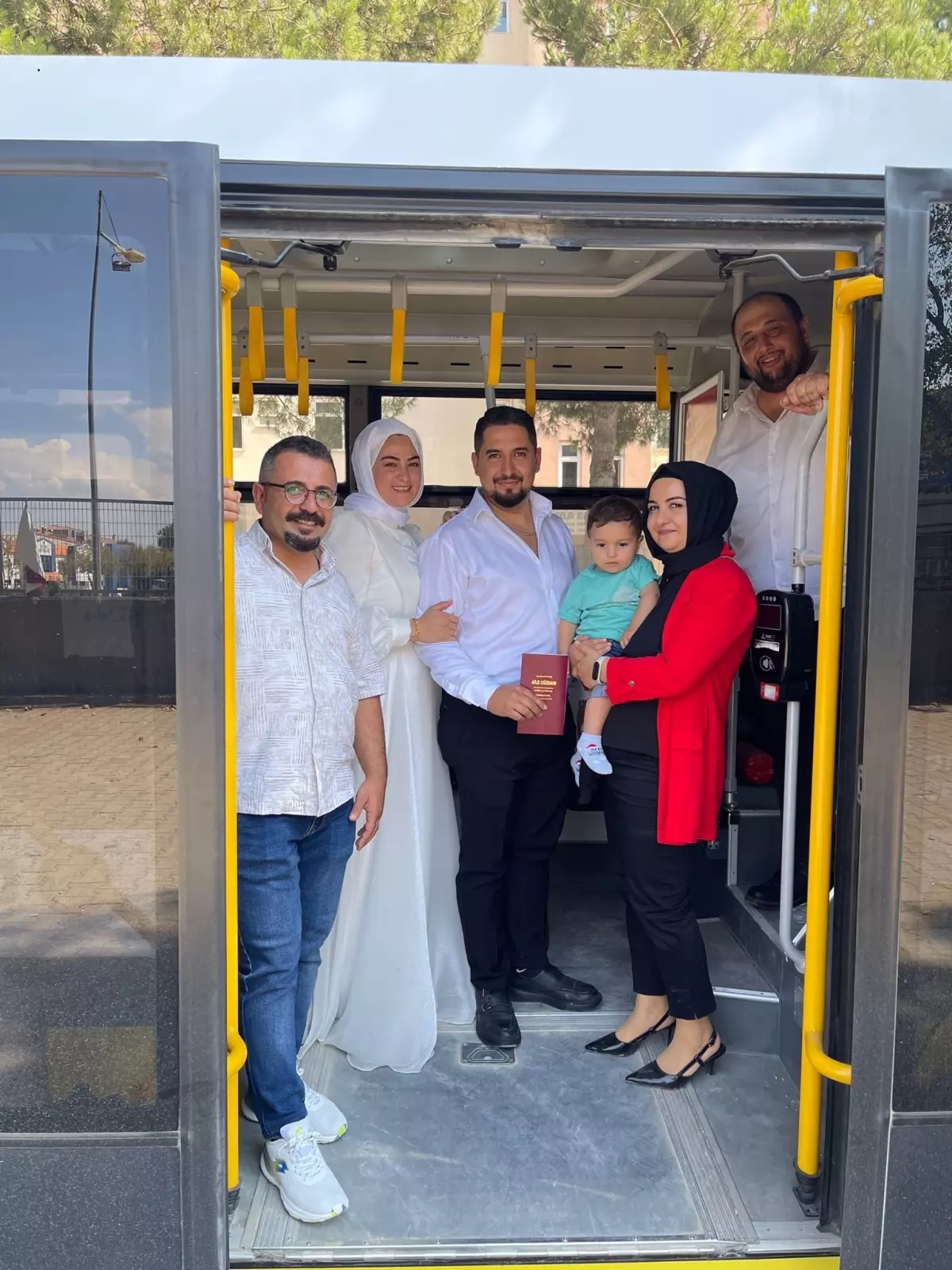 Nikah İçin Otobüsle Giden Çiftin Yolu Beklenmedik Bir Saygı Duruşuyla Kesildi