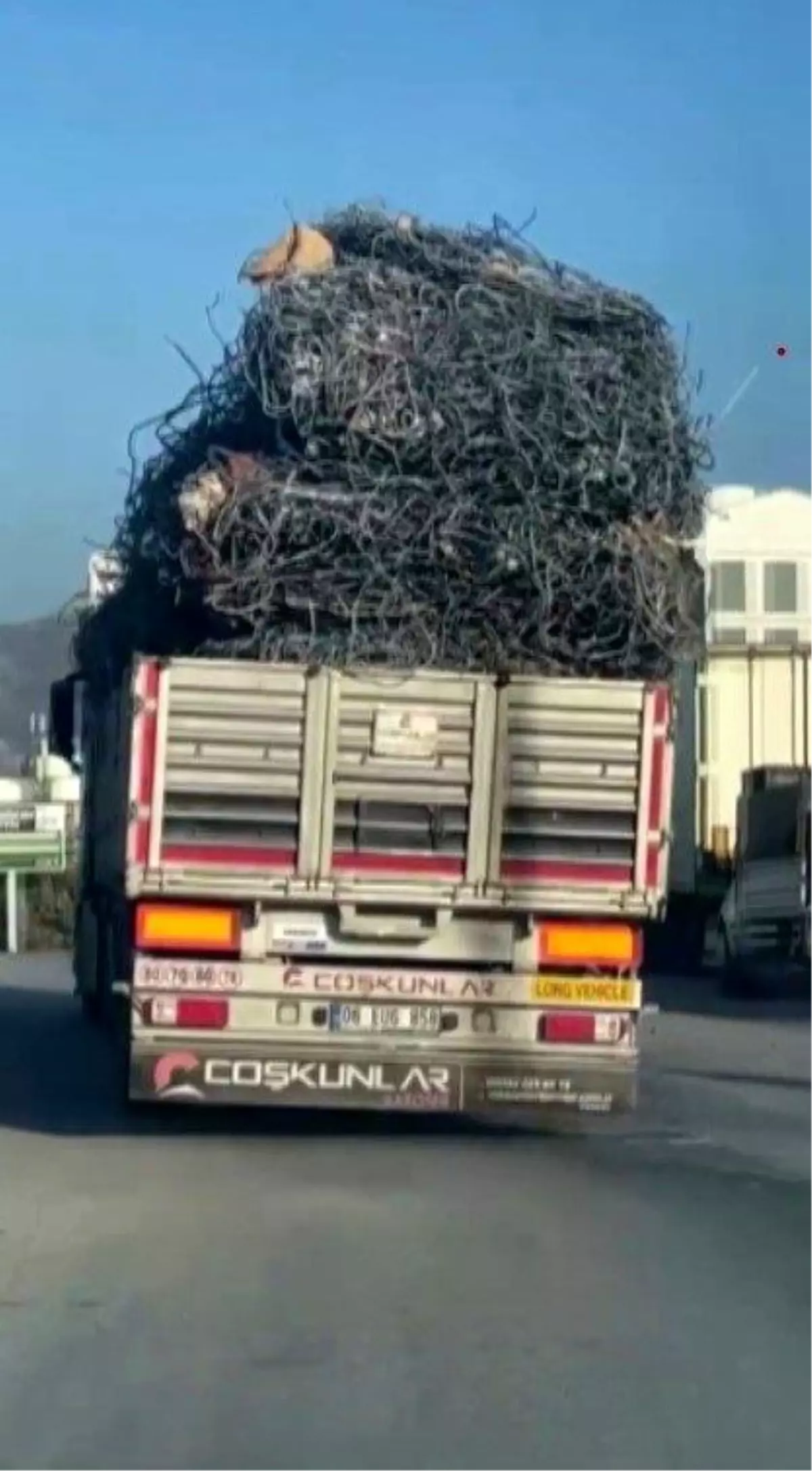 Hatay'da Aşırı Yüklü Tır'ın Tehlikeli Yolculuğu Kamerada