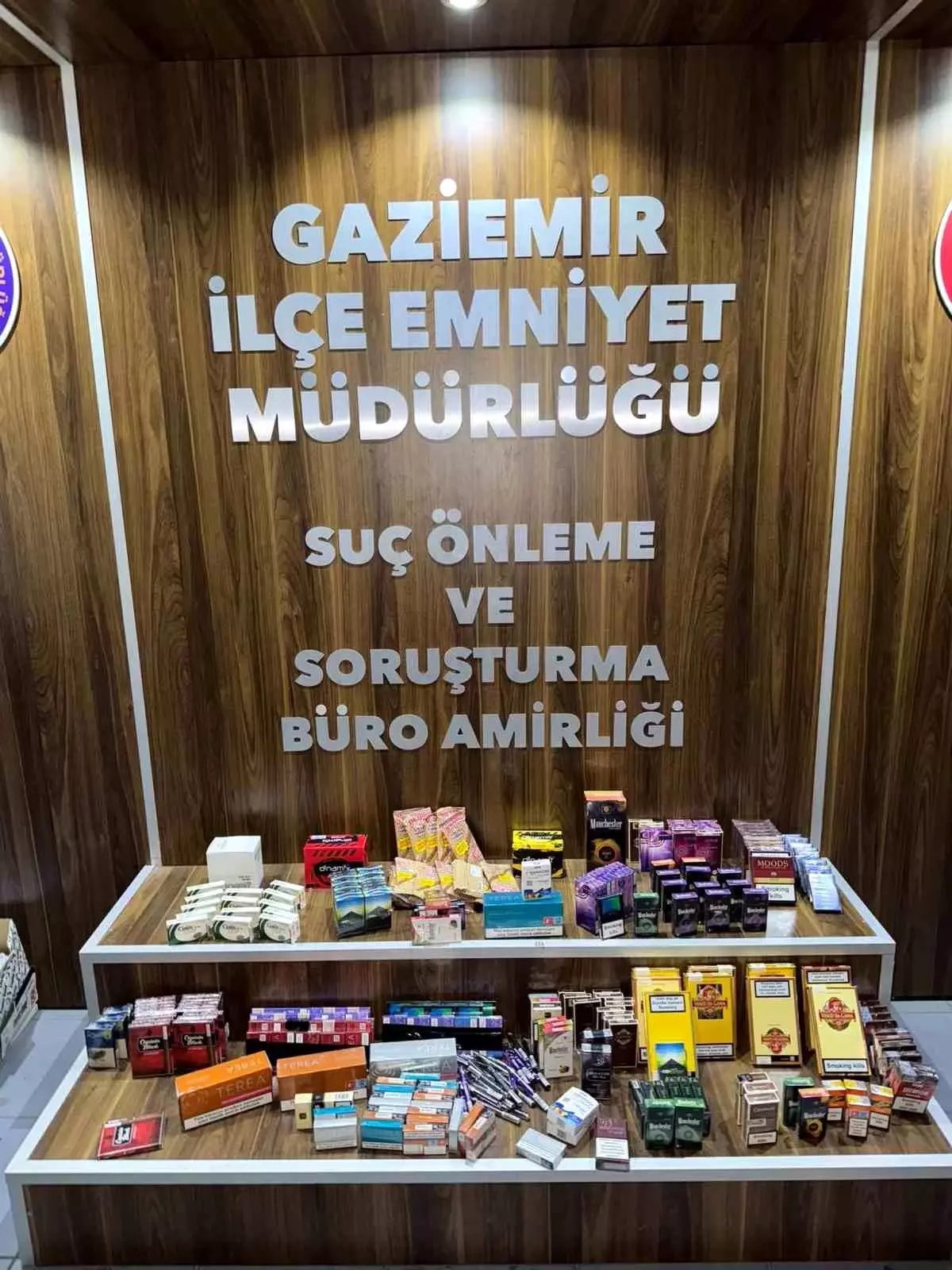 İzmir'de Kaçak Sigara ve Cinsel İçerikli İlaç Operasyonu