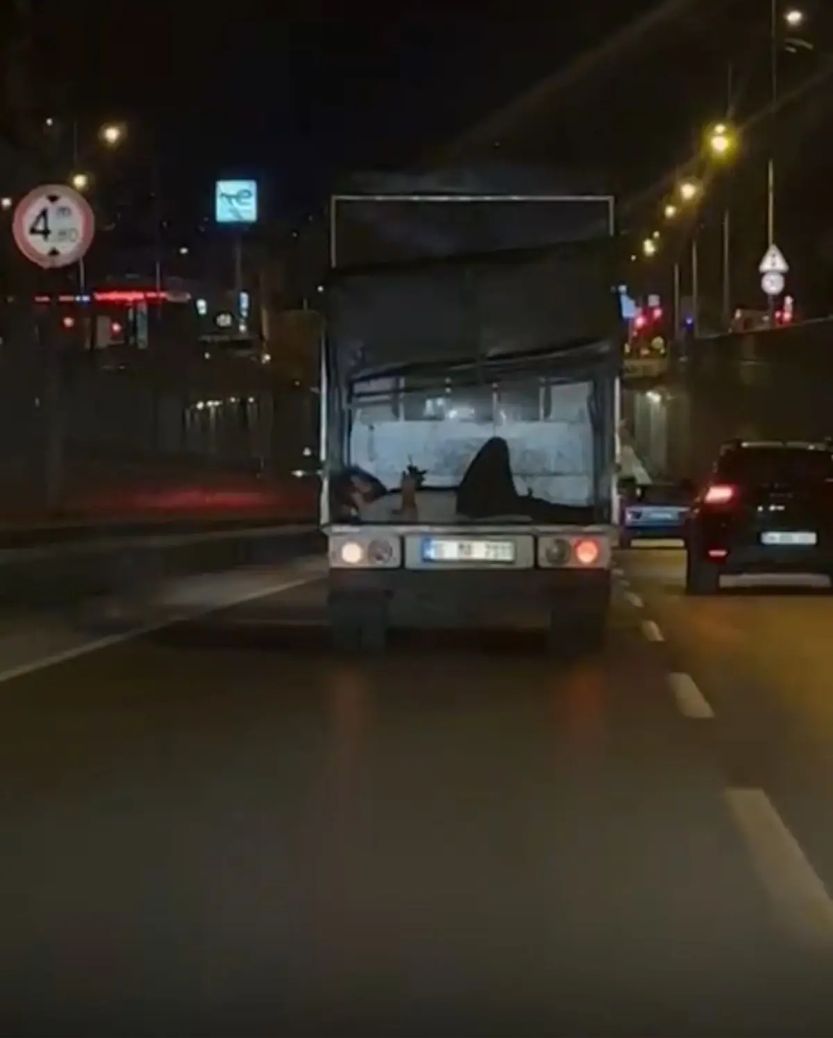 Bursa'da Kamyonet Kasasında Yatan Yolcu Gözüktü