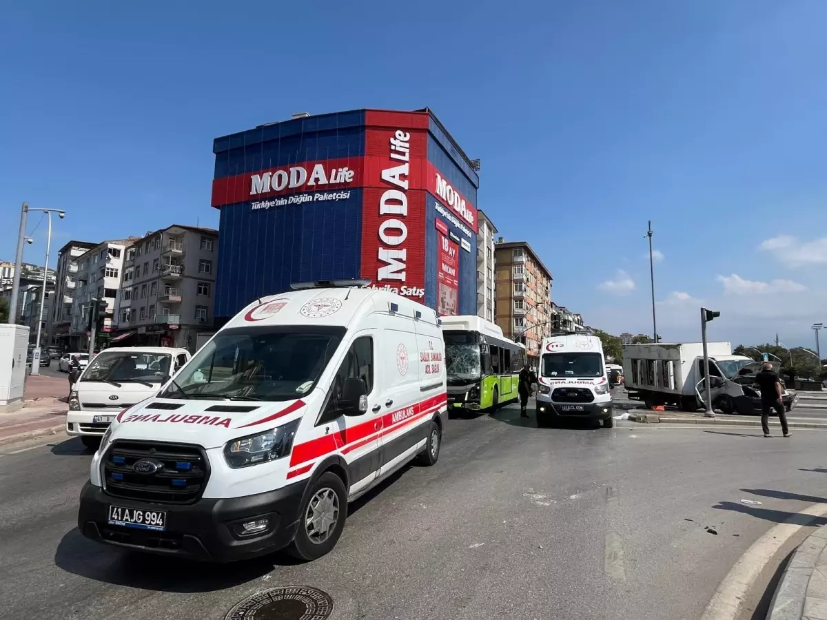 İzmit'te Otobüs ile Kamyonetin Çarpışması: 5 Yaralı