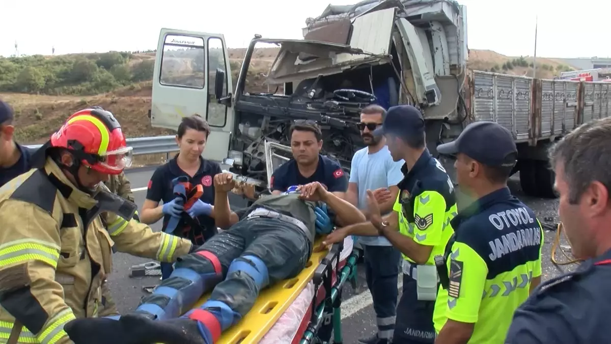 Kuzey Marmara Otoyolu'nda kamyonet TIR'a çarptı - 1