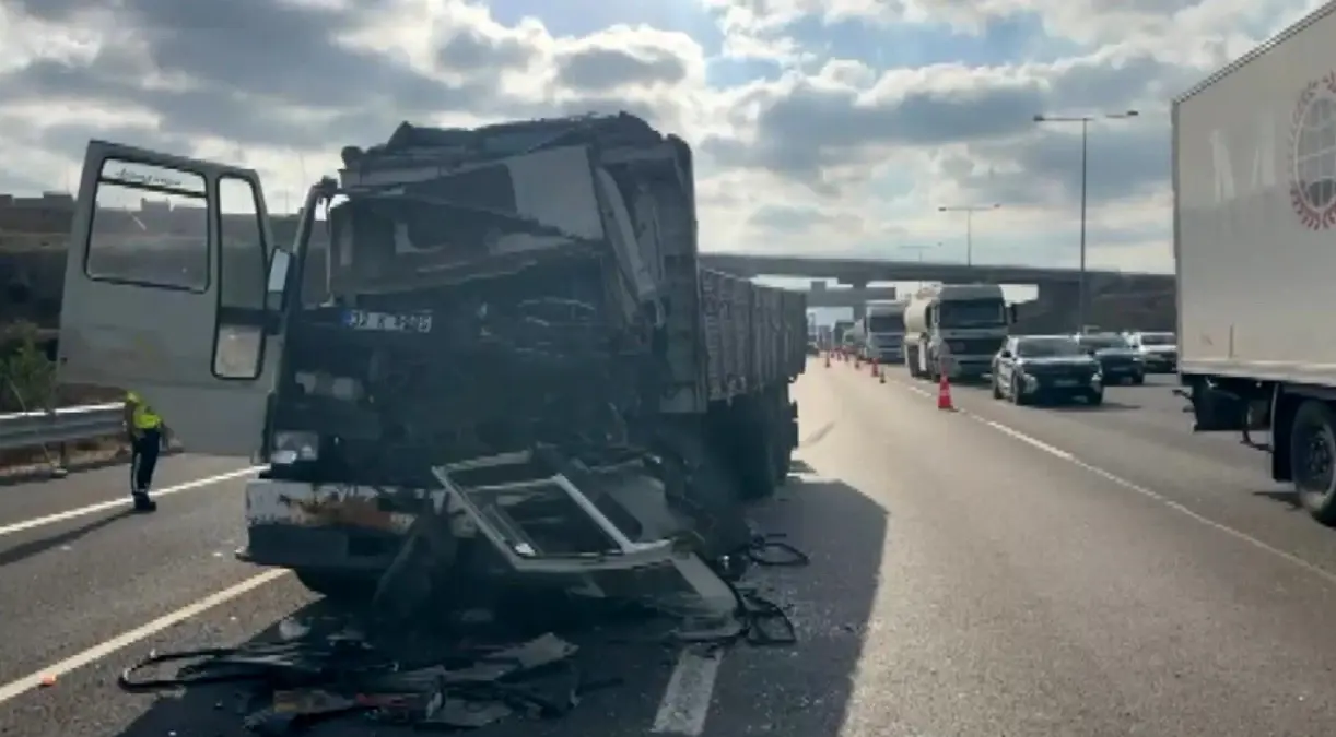 Kuzey Marmara Otoyolu'nda Kamyon-Tır Çarpışması: 1 Yaralı