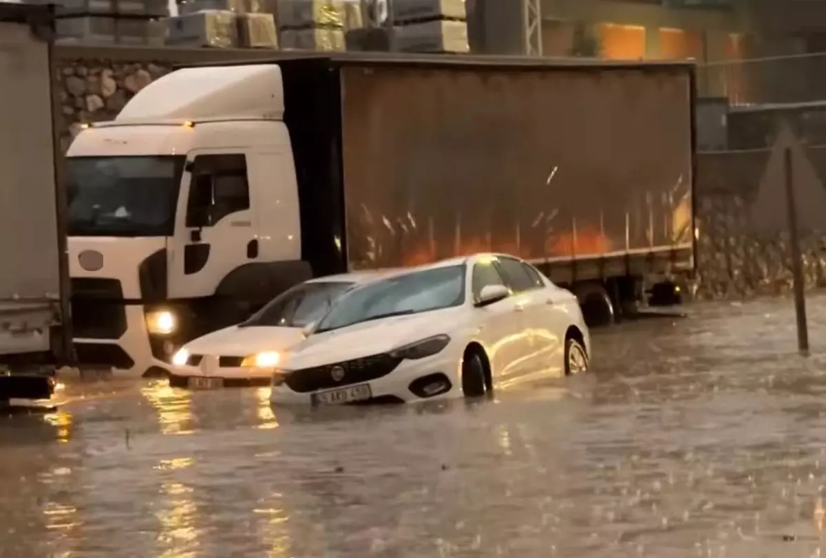 Turgutlu'da Şiddetli Yağış Trafiği Felç Etti