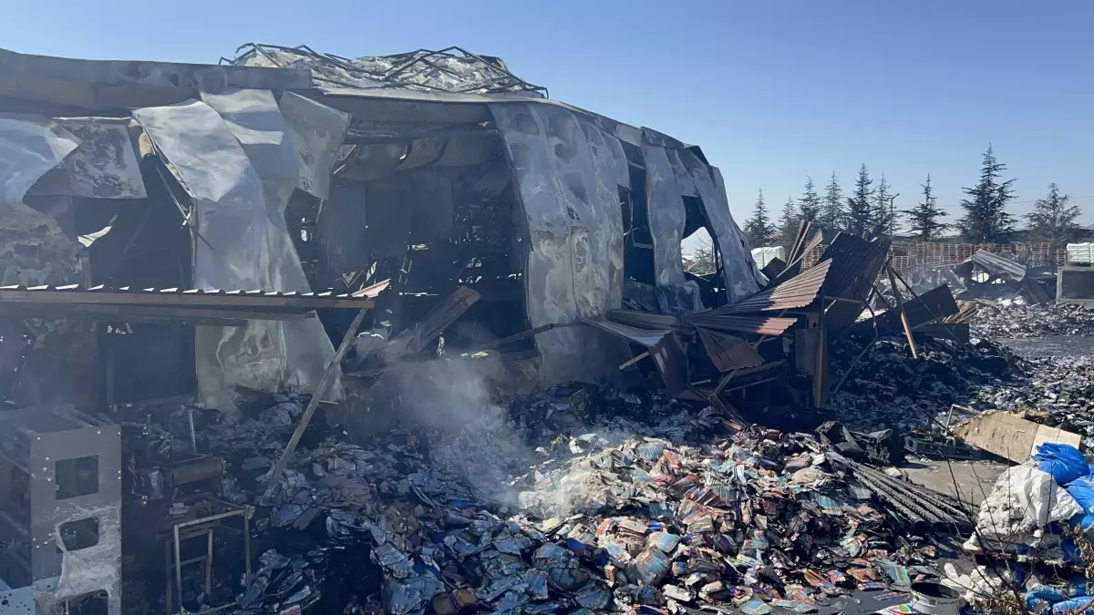 Niğde'deki Plastik Ambalaj Fabrikasında Yangın Kontrol Altına Alındı