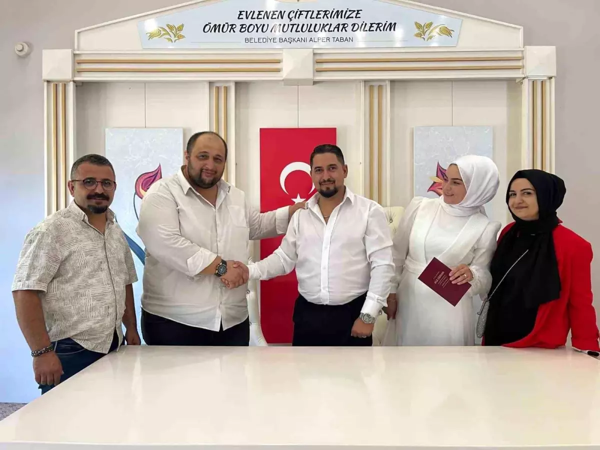 Nikahına Yetişemeyen Çifte Halk Otobüsü Şoföründen Destek