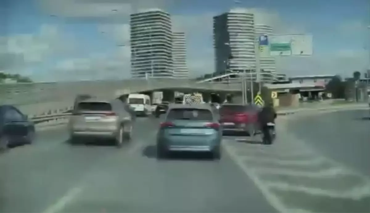 Şişli'de Motosiklet ve Otomobil Çarpıştı: Sürücü Yaralandı