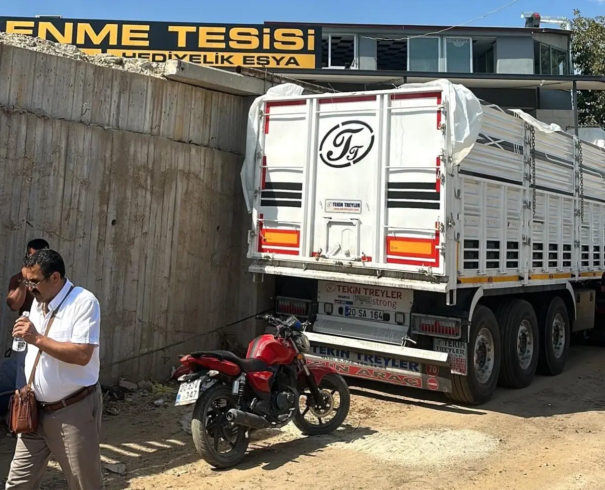 Denizli'de Üzüm Yüklemeye Gelen Şoför Direksiyonda Ölü Bulundu