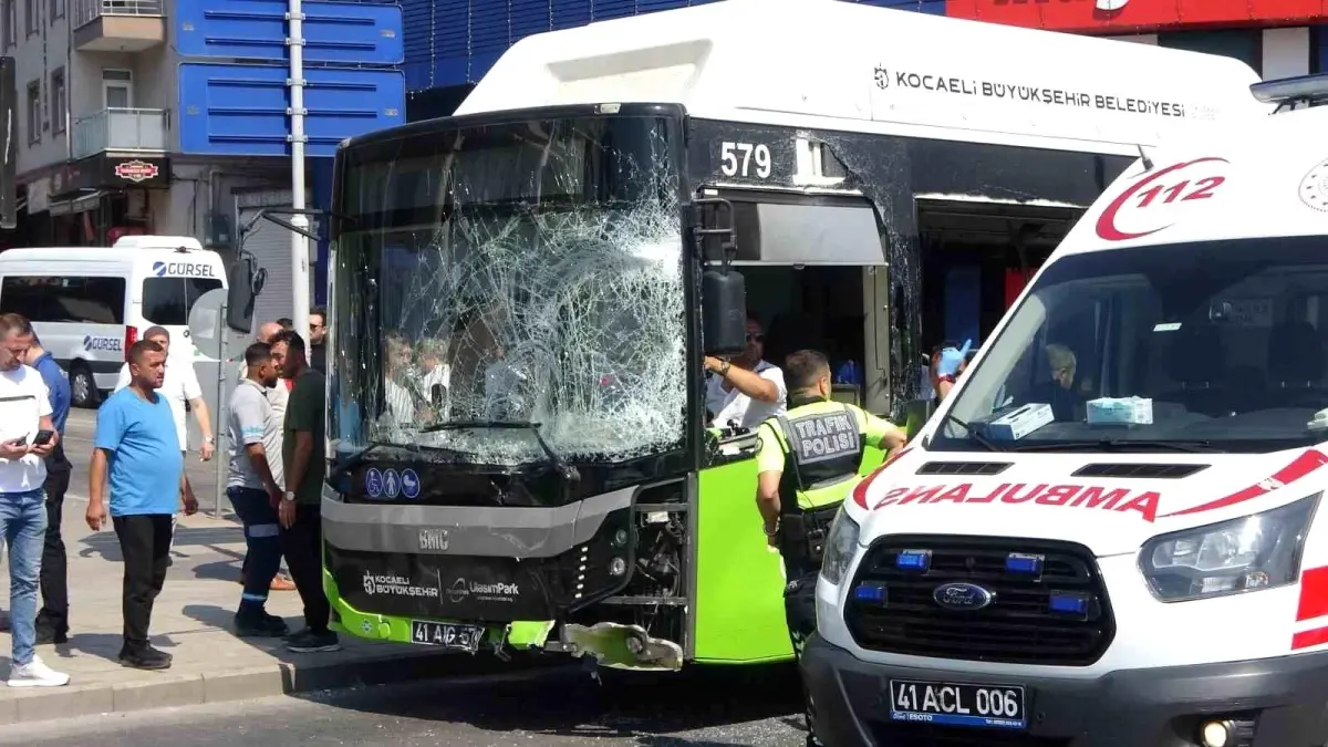 Kocaeli'de Dondurma Yüklü Kamyonet ile Otobüs Çarpıştı: 6 Yaralı