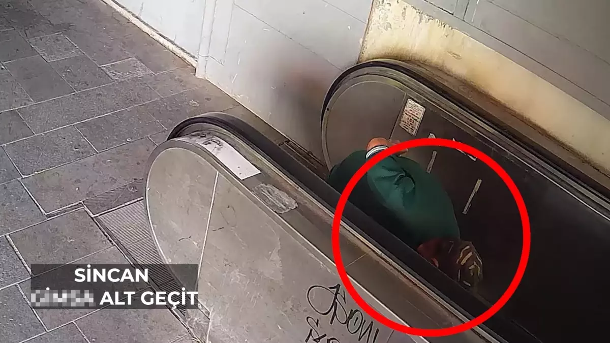 Sincan'da Yürüyen Merdiveni Kasıtlı Olarak Durduran Kişi Güvenlik Kamerasında