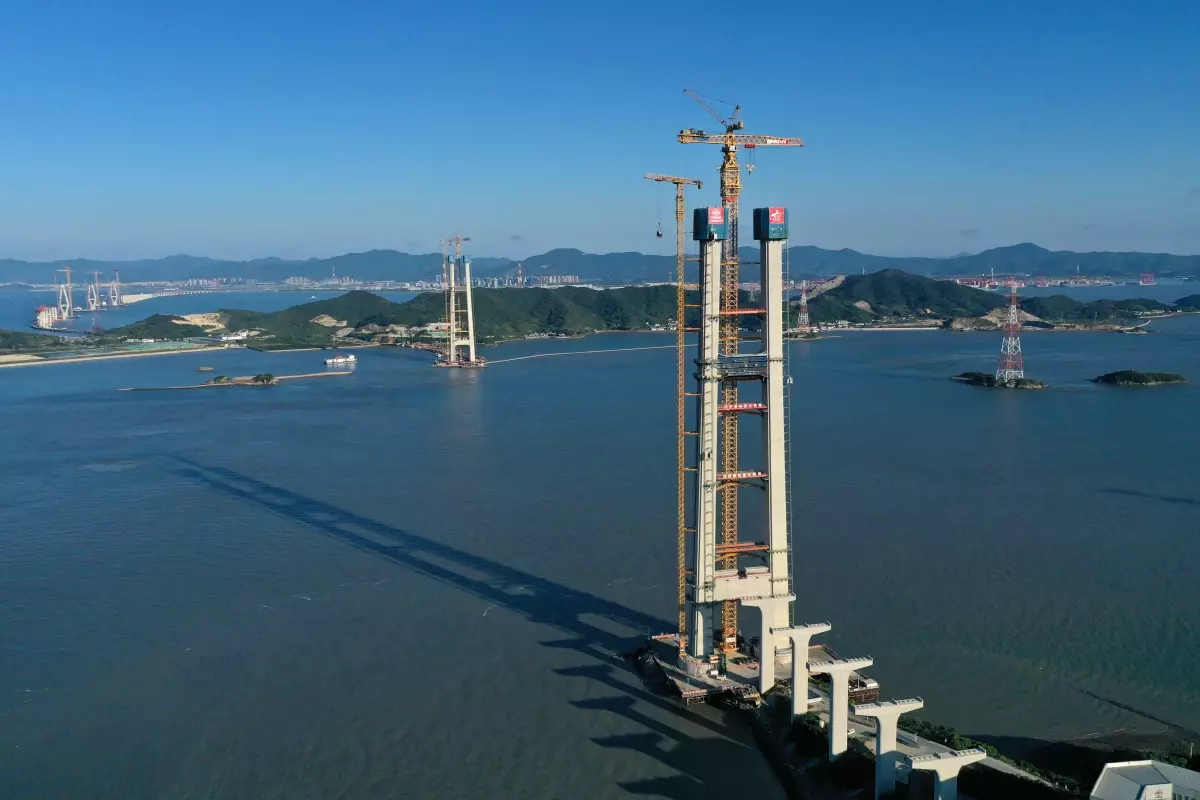 Zhoushan Limanı'ndaki Shuangyumen Süper Büyük Köprüsü'nün Ana Kulesi Tamamlandı