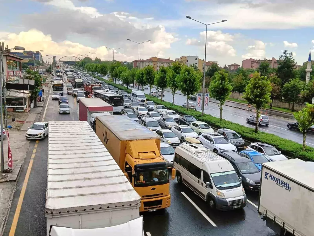 Ankara'da Sağanak Yağış Trafiği Aksattı