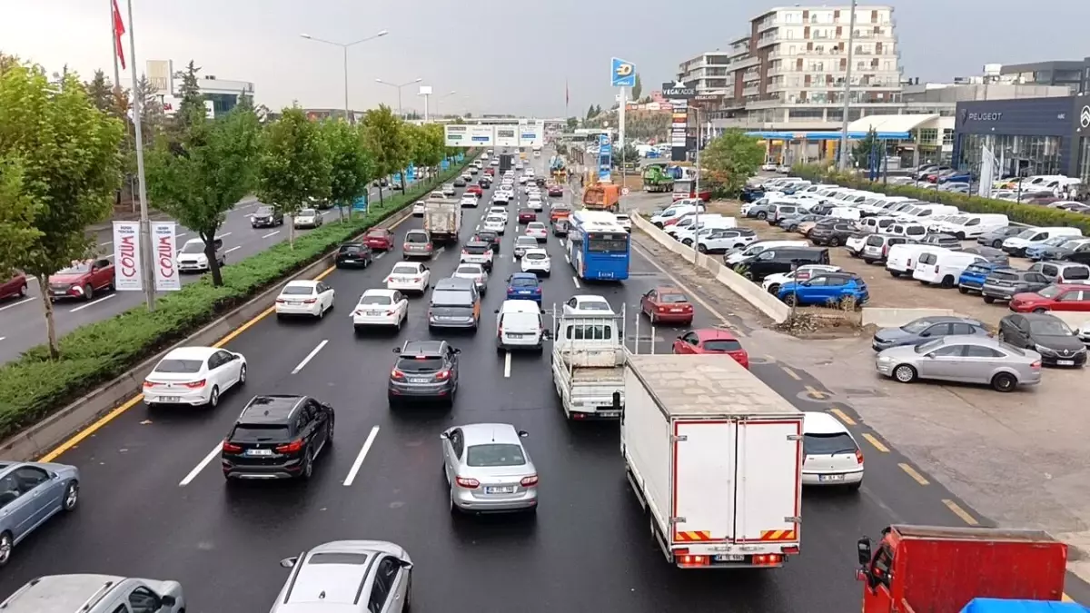 Ankara'da Sağanak Yağış Trafiği Olumsuz Etkiledi